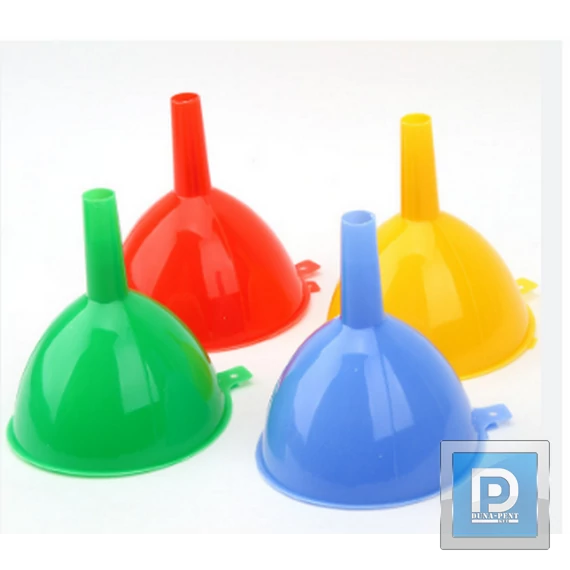 Műanyag tölcsér 14cm